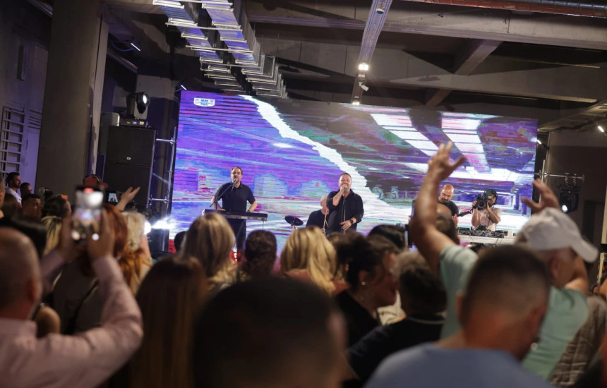 Me grupin “TNT” e DJ James kanë jehuar po ato këngë që kumbonin në kohën kur “Kurrizi” u bë kult (Foto: Komuna e Prishtinës)