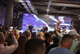 Me grupin “TNT” e DJ James kanë jehuar po ato këngë që kumbonin në kohën kur “Kurrizi” u bë kult (Foto: Komuna e Prishtinës)