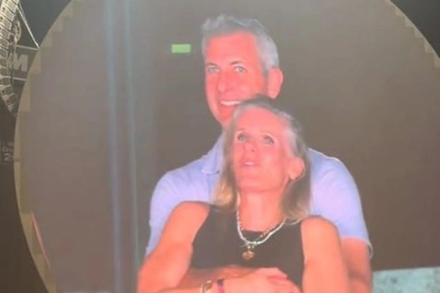 Suspendohet shefi që u kap duke tradhtuar në koncertin e Coldplay