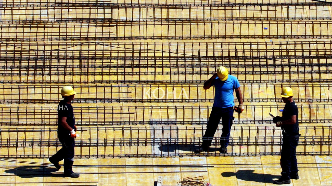 Nesreča z avtodvigalom v Ferizaju: En delavec umrl, drugi poškodovan