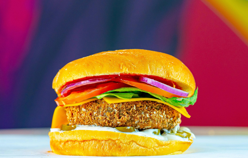Burger me “mish” të krijuar nga proteina bimore si soja apo bizelet, që imiton shijen dhe pamjen e mishit tradicional.