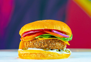 Burger me “mish” të krijuar nga proteina bimore si soja apo bizelet, që imiton shijen dhe pamjen e mishit tradicional.