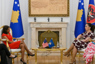 Presidentja Vjosa Osmani në takim me të ngarkuarën me Punë të Ambasadës së SHBA-ve, Anu Prattipati
