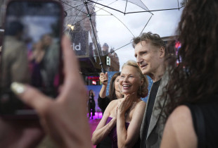 Pamela Anderson dhe Liam Neeson
