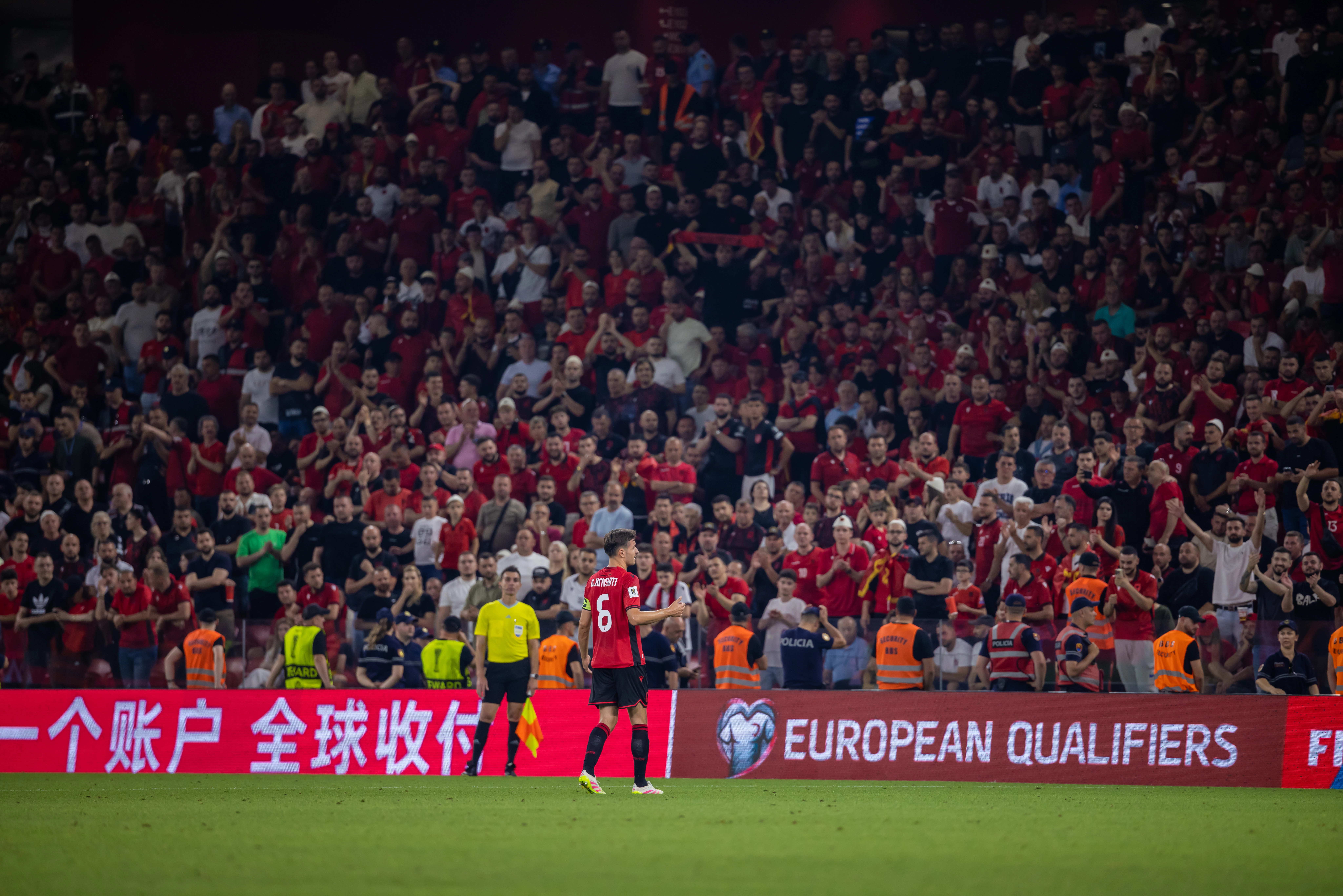 FIFA kaznovala Albanijo zaradi incidentov na tekmi s Srbijo