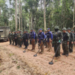 Ushtarët tajlandezë duke patrulluar afër pikës kufitare