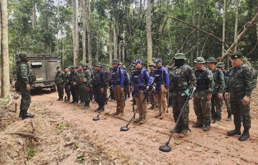 Ushtarët tajlandezë duke patrulluar afër pikës kufitare