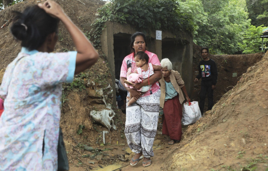 Tajlandezët që ikën nga përleshjet midis ushtarëve tajlandezë dhe kamboxhianë strehohen në provincën Surin, në verilindje të vendit