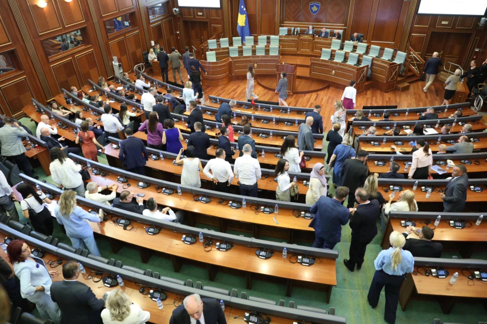 Tuji veleposlaniki kritični do nesklepčnosti kosovske skupščine