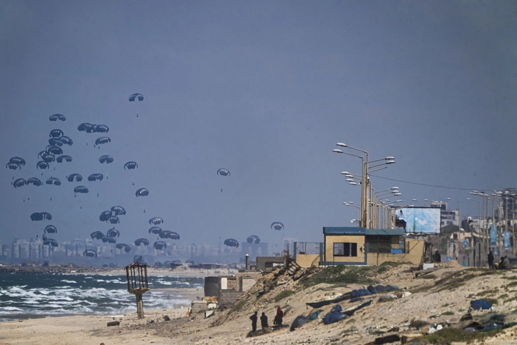 “Ndihmat” e Izraelit – Pakot nga ajri janë problematike, nganjëherë vdekjeprurëse