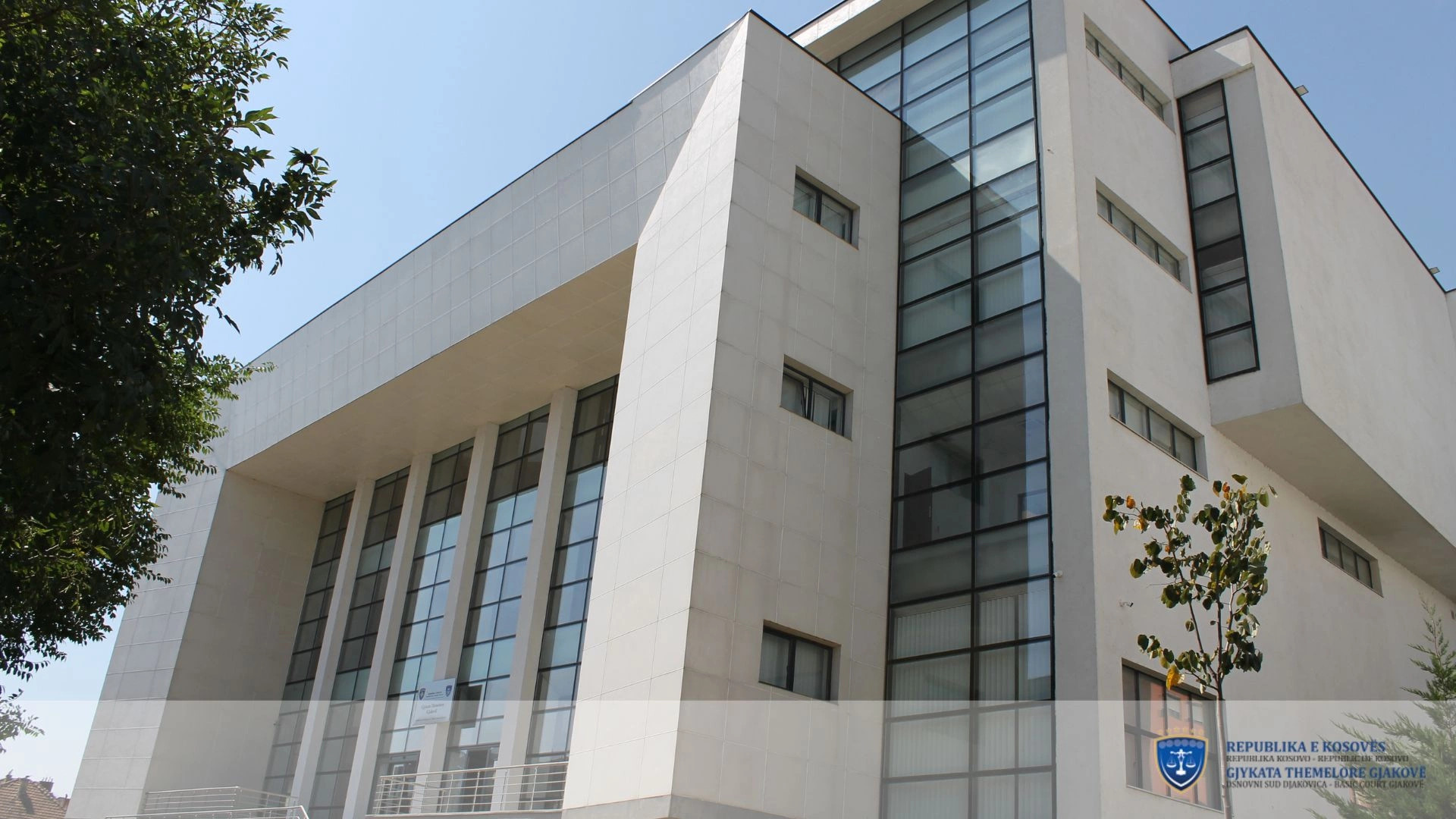 Hišni pripor za štiri uradnike Občine Gjakova zaradi zlorabe položaja