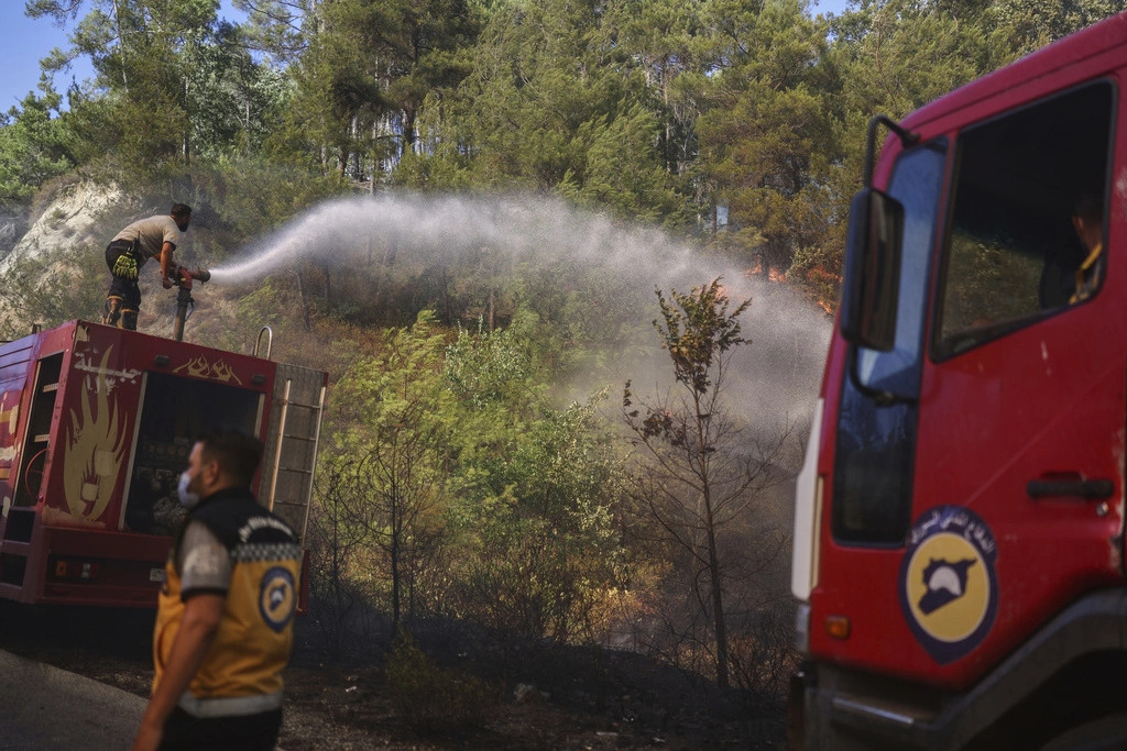 Turčija zajeta v plameneh: Izredne razmere v dveh provincah, evakuacije prebivalcev