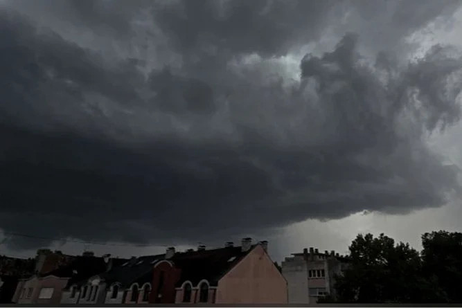 Në Prijedor, një qytet në veriperëndim të Bosnjës, qielli tashmë është errësuar dhe pritet stuhi.