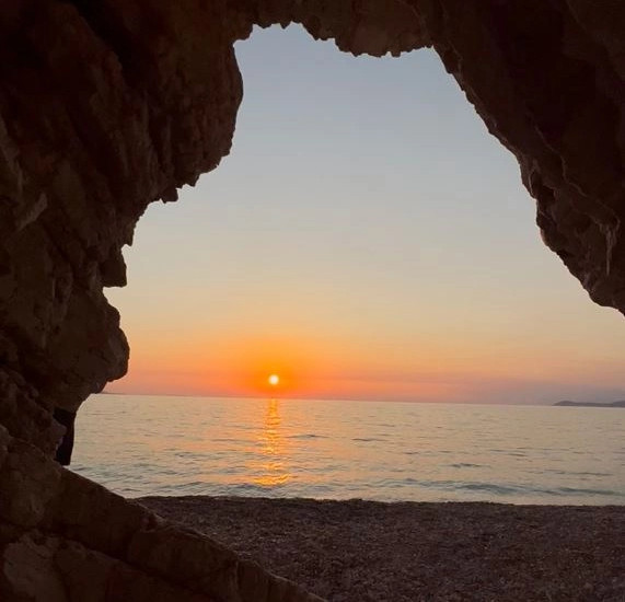 Gjiri i vogël afër “Shpellës së pëllumbave” në Ksamil