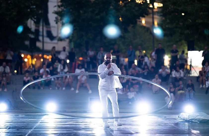 Edicioni i sivjetmë i “HAPU” nis më 1 gusht me artistin francezo-argjentinas Juan Ignacio Tula me veprën “L'instant-T!”  (Foto: Arben Llapashtica)