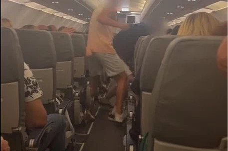 Pasagjerët tmerrohen nga përleshja në linjën e aeroplanit Zagreb – Malmo