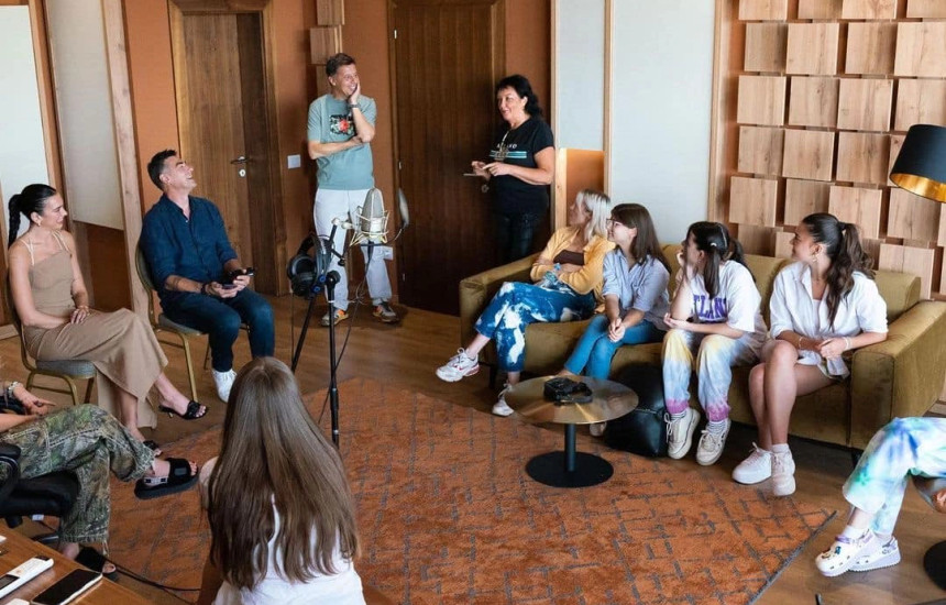 “Songwriting Camp” – sikurse edhe në edicionet e kaluara – është një ofertë që të rinjtë të mësojnë drejtpërdrejt nga profesionistë ndërkombëtarë, të eksplorojnë mënyra të krijimtarisë muzikore