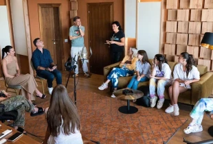 “Songwriting Camp” – sikurse edhe në edicionet e kaluara – është një ofertë që të rinjtë të mësojnë drejtpërdrejt nga profesionistë ndërkombëtarë, të eksplorojnë mënyra të krijimtarisë muzikore