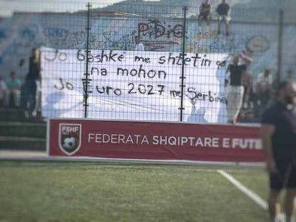 “Jo bashkë me shtetin që na mohon. Jo Euro 2027 me Serbinë”, shkruan në banerin e shpalosur nga TKZ.