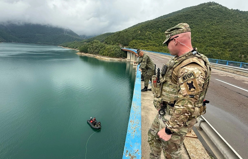 KFOR-i duke vëzhguar në Liqenin e Ujmanit