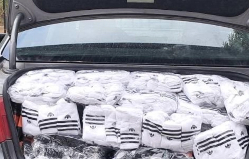 Parandalohet rast i kontrabandës në Han të Elezit, sekuestrohen qindra palë çorape dhe dhjetëra thika