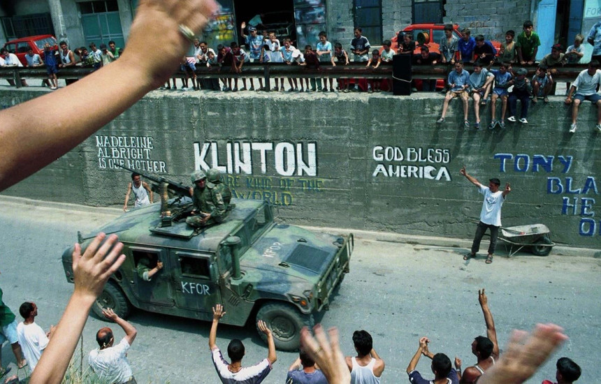 Trupat amerikane në Gjilan, qershor 1999 ( Foto: Ami Vitale/Getty)