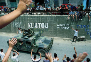 Trupat amerikane në Gjilan, qershor 1999 ( Foto: Ami Vitale/Getty)