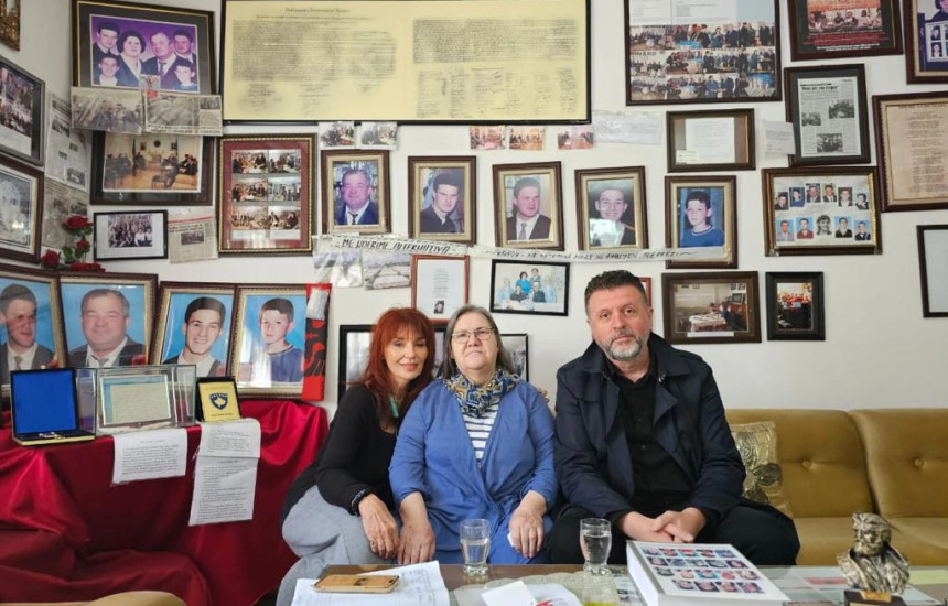 Regjisorja Giota Koundouraki (majtas), Ferdonije Qerkezi dhe shkrimtari Ag Apolloni