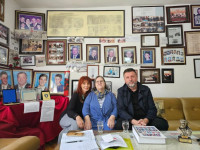 Regjisorja Giota Koundouraki (majtas), Ferdonije Qerkezi dhe shkrimtari Ag Apolloni