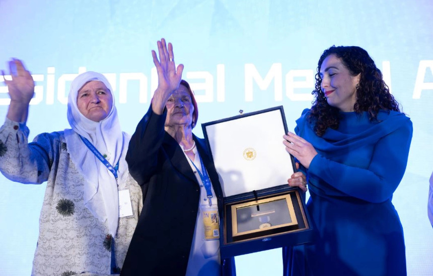 Osmani ua ndan Medaljen Presidenciale nënave të Srebrenices