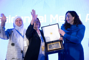 Osmani ua ndan Medaljen Presidenciale nënave të Srebrenices
