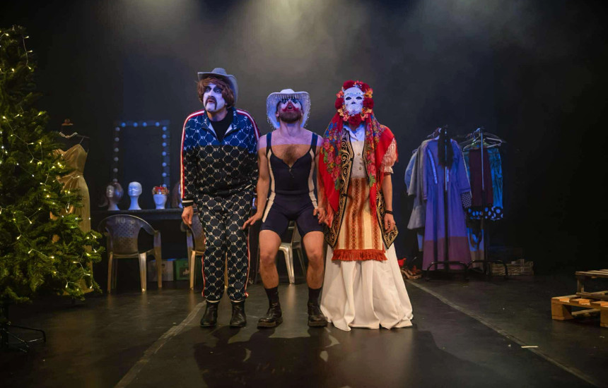 Rrëfimit të komedisë politike për lindjen e shtetit të Kosovës i kanë dhënë shpirt aktorët grekë: Ada Giannoukaki, Kyriakos Kosmidis, Chrysovalantis Kostopoulos, Apostolos Malebitzis, Philippia Petrou