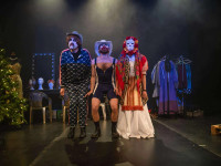 Rrëfimit të komedisë politike për lindjen e shtetit të Kosovës i kanë dhënë shpirt aktorët grekë: Ada Giannoukaki, Kyriakos Kosmidis, Chrysovalantis Kostopoulos, Apostolos Malebitzis, Philippia Petrou