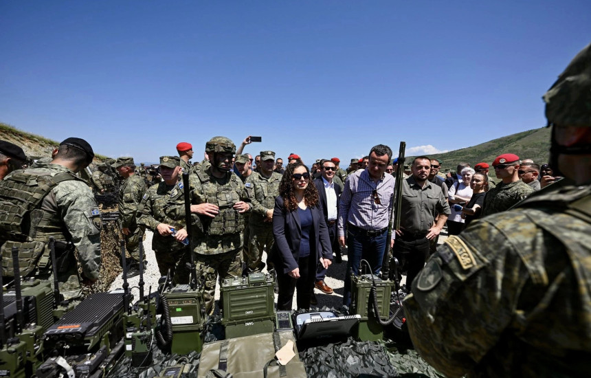 Vjosa OSmani - Albin Kurti