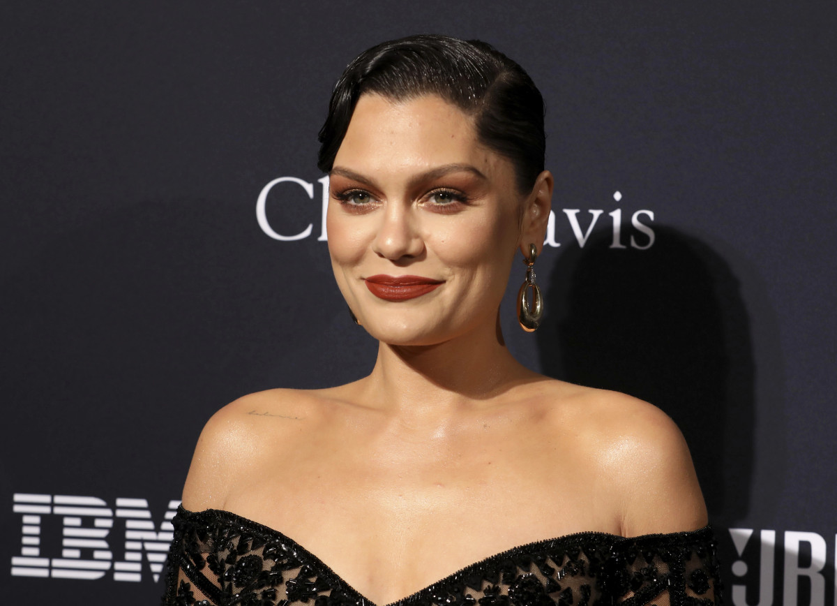 jessie-j-perfundon-ne-spital-gjashte-jave-pas-operacionit-per-kancer-ne-gji