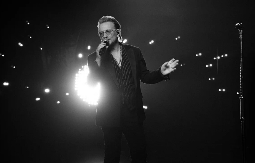 Në rastin e shout “Stories of Surrender”, “Apple Vision Pro” vendosi shikuesit direkt në skenë me Bonon, duke kapur performancën e tij në rezolucionin 8K, me audio të jashtëzakonshme dhe një video të kualitetit të lartë