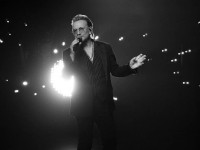 Në rastin e shout “Stories of Surrender”, “Apple Vision Pro” vendosi shikuesit direkt në skenë me Bonon, duke kapur performancën e tij në rezolucionin 8K, me audio të jashtëzakonshme dhe një video të kualitetit të lartë