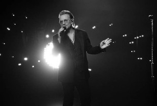 Në rastin e shout “Stories of Surrender”, “Apple Vision Pro” vendosi shikuesit direkt në skenë me Bonon, duke kapur performancën e tij në rezolucionin 8K, me audio të jashtëzakonshme dhe një video të kualitetit të lartë