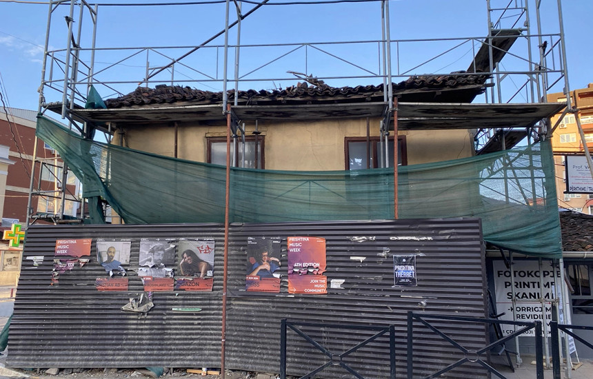 Tender për monumentin që paraqet rrezik në qendër të Prishtinës