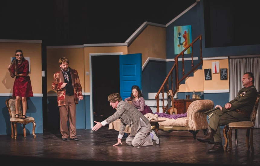 Pamje nga shfaqja "Komedia e Zezë"