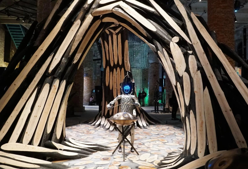 Robotët në Bienalen e Arkitekturës në Venecia në ekspozitën kryesore në Arsenale (Foto: The Guardian)