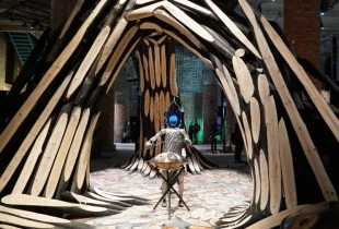 Robotët në Bienalen e Arkitekturës në Venecia në ekspozitën kryesore në Arsenale (Foto: The Guardian)