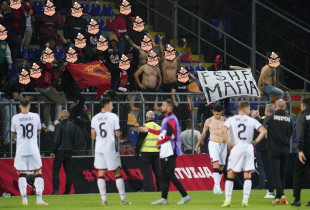 Tifozat Kuq e Zi thonë se u penguan nga FSHF-ja edhe në Letoni