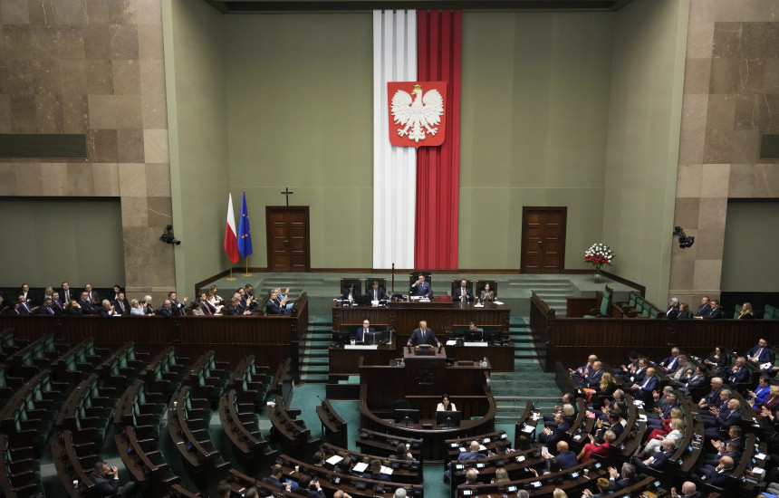 Qeveria e Tuskut i mbijeton votëbesimit