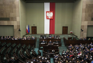 Qeveria e Tuskut i mbijeton votëbesimit