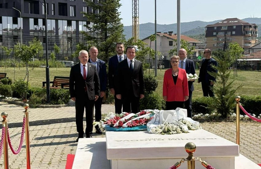 Kurti homazhe te varri i Rugovës: Kontribuues i madh për unitetin e popullit