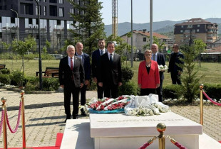 Kurti homazhe te varri i Rugovës: Kontribuues i madh për unitetin e popullit