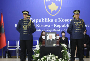 Homazhet për Bujar Bukoshin (Foto: Driton Paçarada)