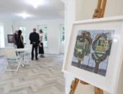 Në “Vilën 1925” në kryeqytet, në ekspozitën “Tokë e trajtuar me dashuri” të Blerta Syla-Surroit bashkohen pasioni, estetika, motivet e mbi të gjitha simbolikat e mesazhet e shumta (Foto: Driton Paçarada)