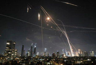Sistemi izraelit “Iron Dome” duke ndalur raketat e Iranit në Tel Aviv